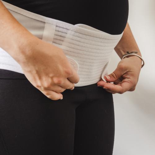 La ceinture est adaptable tout au long de la grossesse.