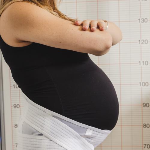 La cambrure lombaire est diminuée.