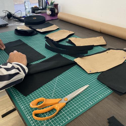 Confection d'un corset.