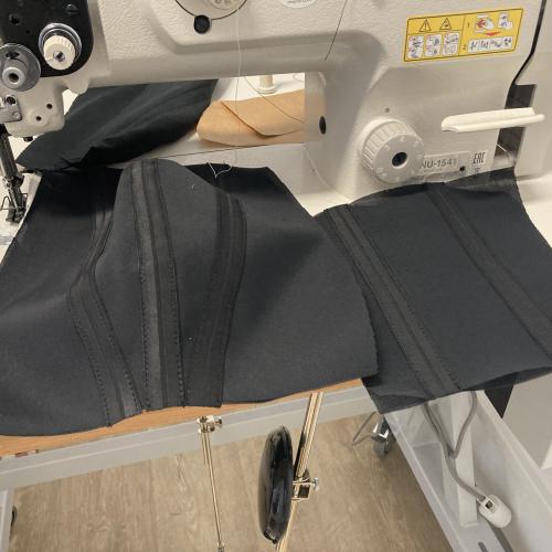 Confection d'un corset.
