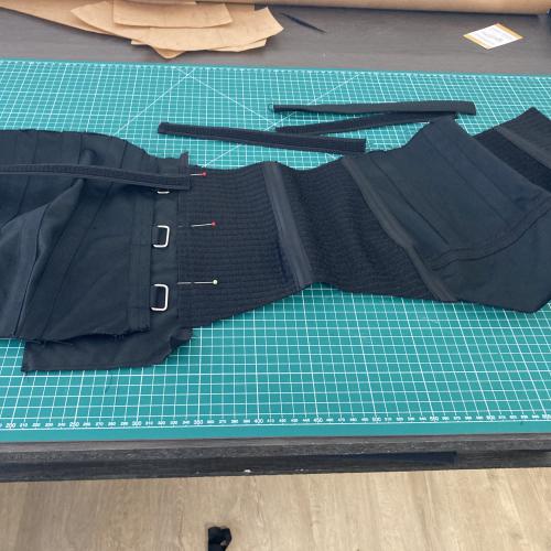 Confection d'un corset.
