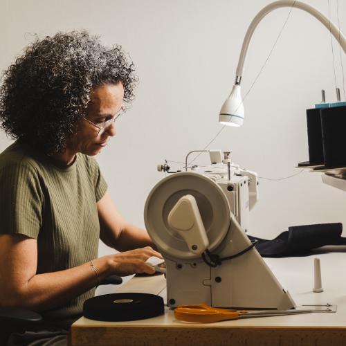 Huguette Palassy à la confection des ceintures sur mesure.